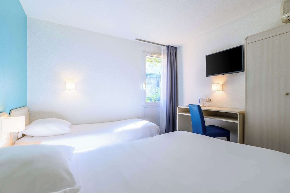 Comfort Hotel Orleans Saran Standard Triple Room, 3 Twin Beds, Non Smoking 5