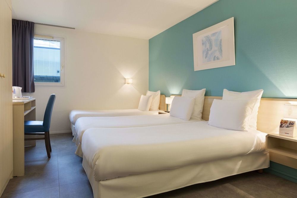 Comfort Hotel Orleans Saran Standard Triple Room, 3 Twin Beds, Non Smoking 4