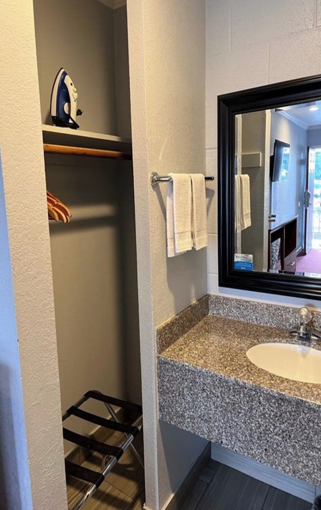 Islander Motel Santa Cruz Standard Room, 1 King Bed, Non Smoking 7