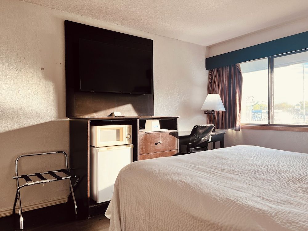 Upgraded, Room, 1 Queen Bed, Non Smoking