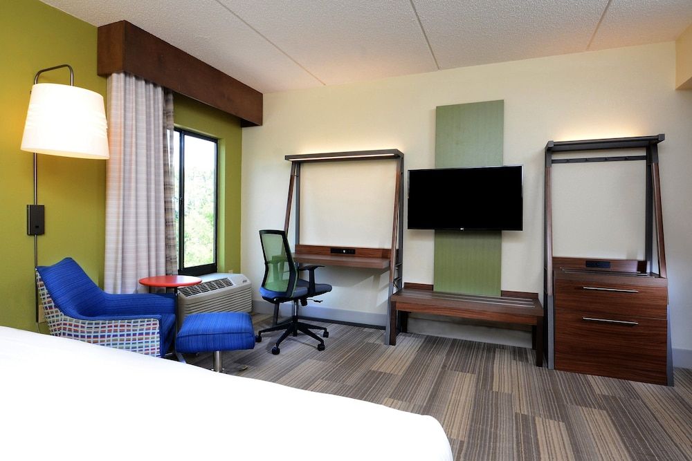 undefined Holiday Inn Express & Suites Raleigh Durham Airport at RTP by IHG 3