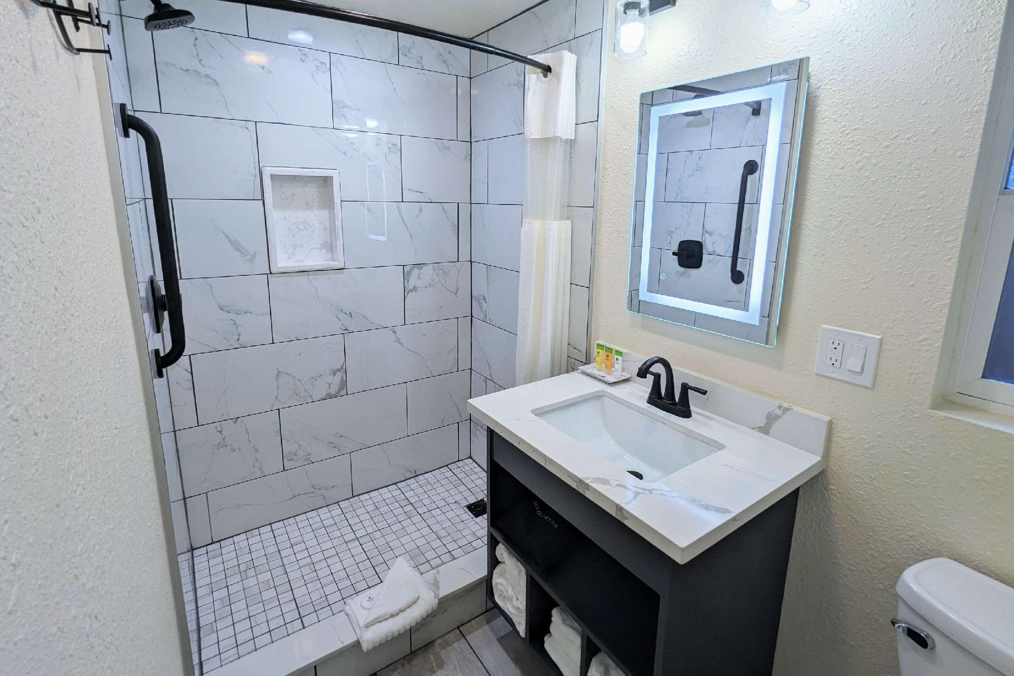 undefined Clarion  Collection Wilkie's Inn Pacific Grove - Monterey 5