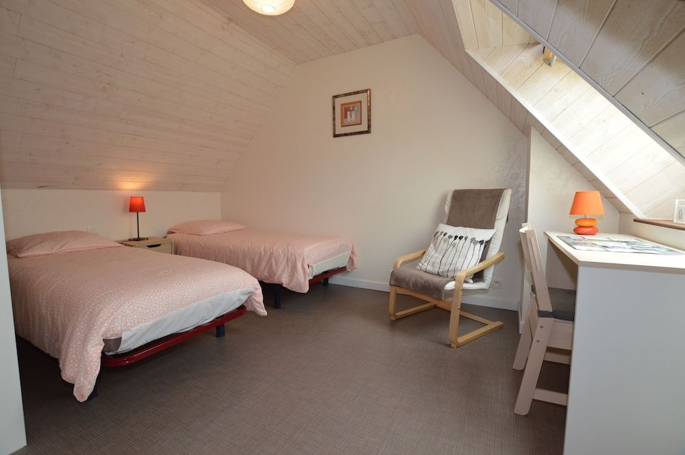 Chambre d'hôtes la Fontaine Garel Family Room (Le Grenier d'Angèle) 3