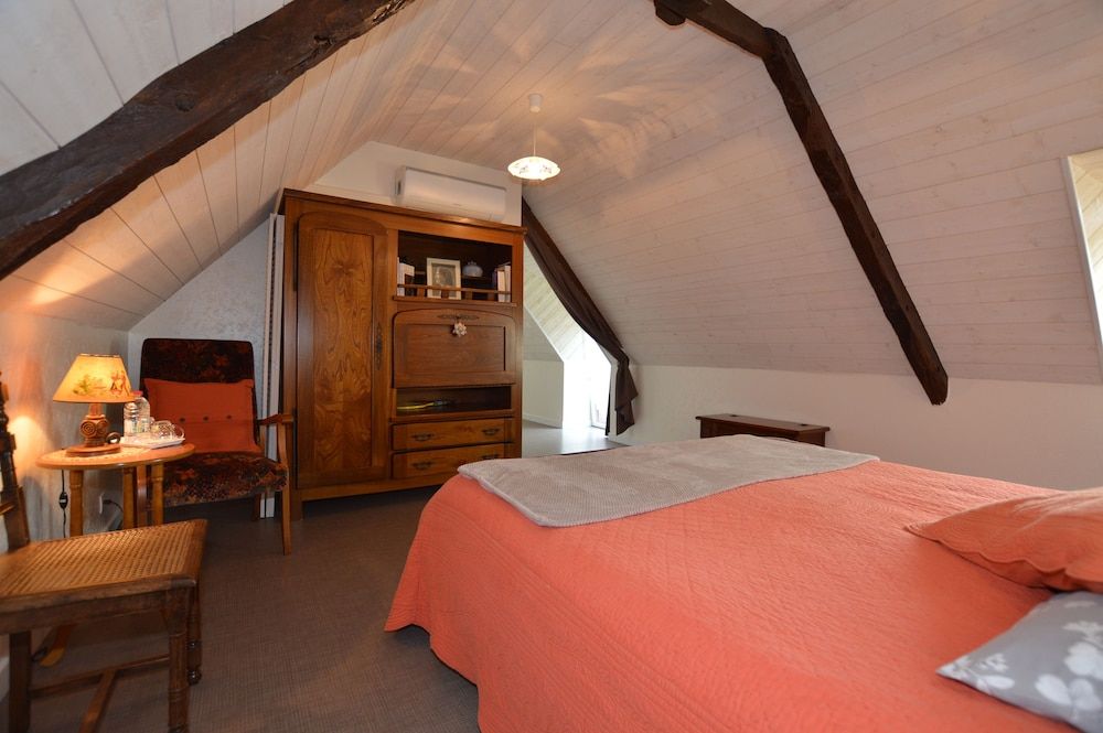 Chambre d'hôtes la Fontaine Garel Family Room (Le Grenier d'Angèle) 2