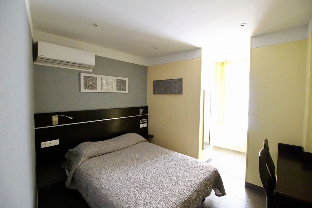 Hôtel des Pyrénées Double Room 17