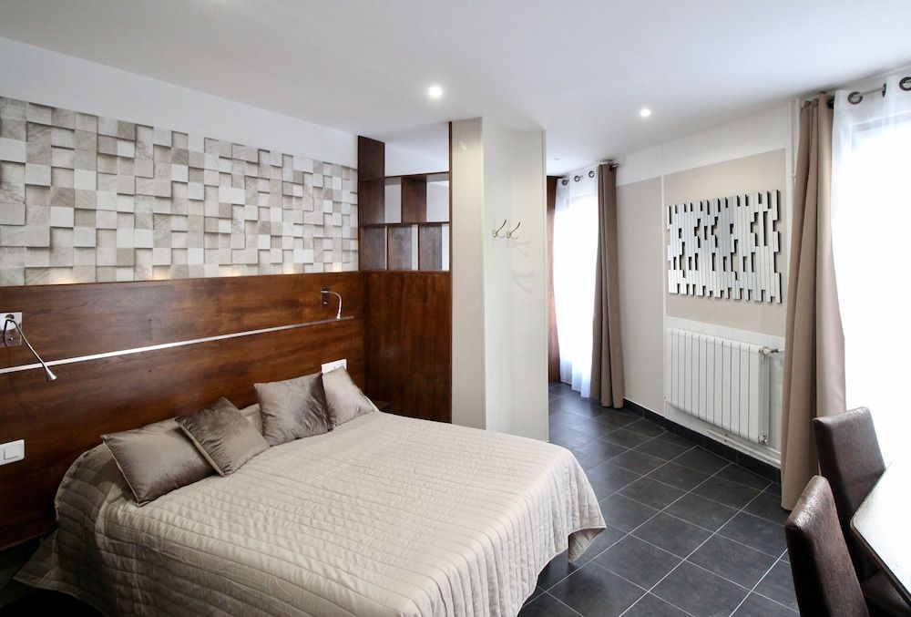 Hôtel des Pyrénées Double Room 4