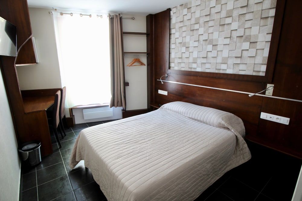Hôtel des Pyrénées Double Room 9