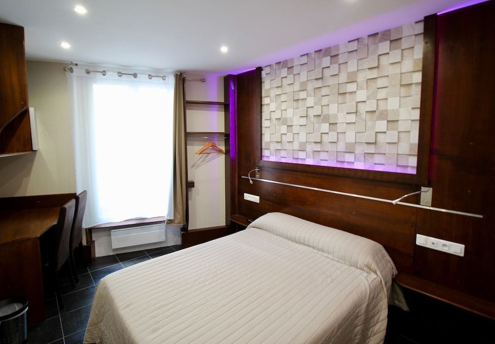 Hôtel des Pyrénées Double Room 5