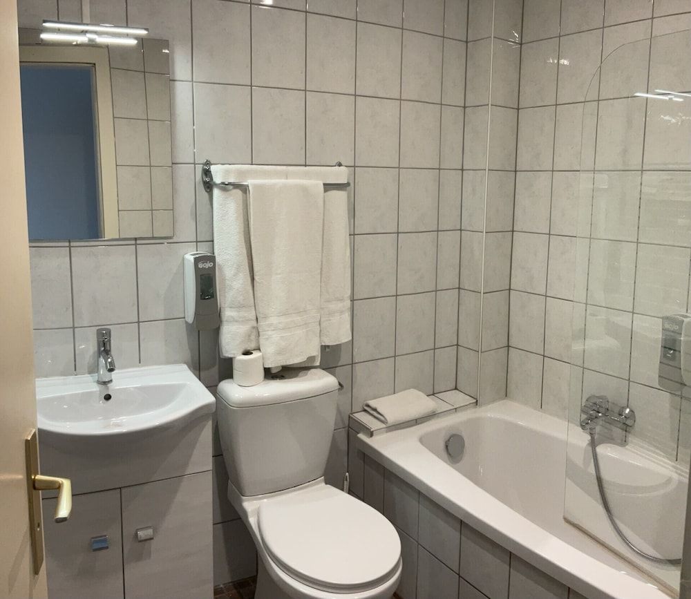 The Originals City, Hôtel Colmar Gare Traditional Family Room 8