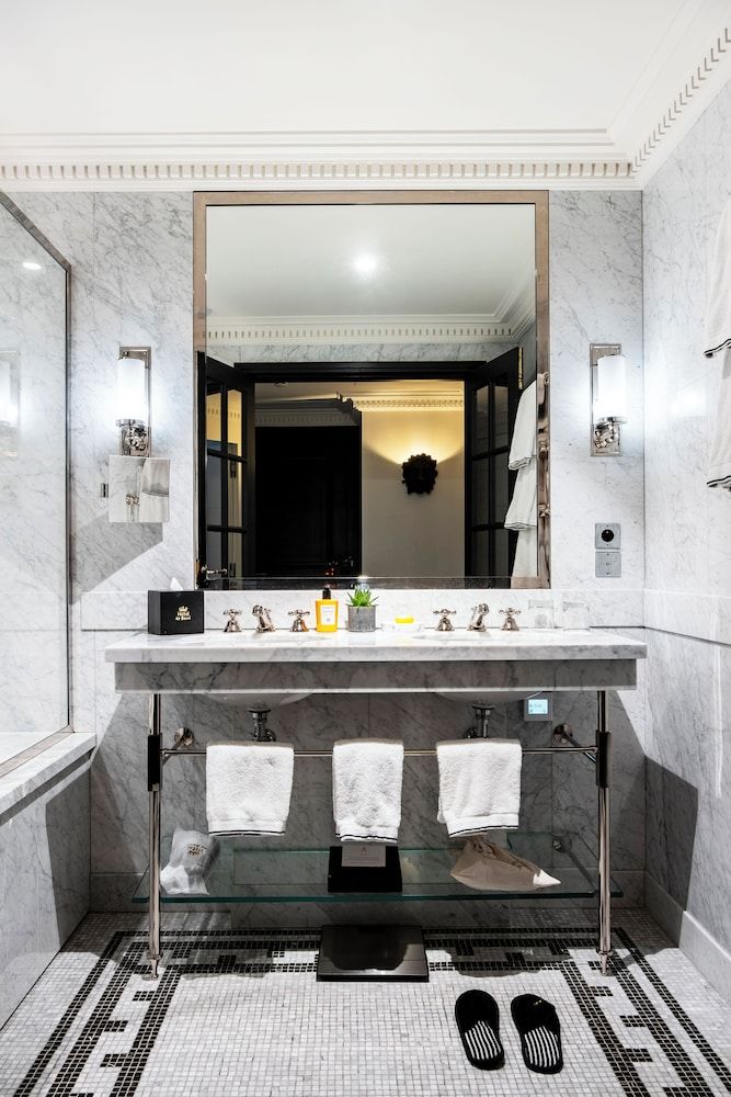 Hôtel de Berri Champs-Élysées, a Luxury Collection Hotel Superior Room, 1 Queen Bed 5