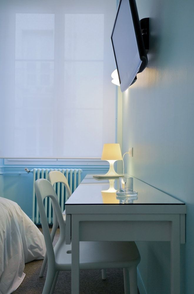 CHIC DOUBLE COMFORT room (1 double bed, sink, shower and toilet, courtesy tray, hairdryer)