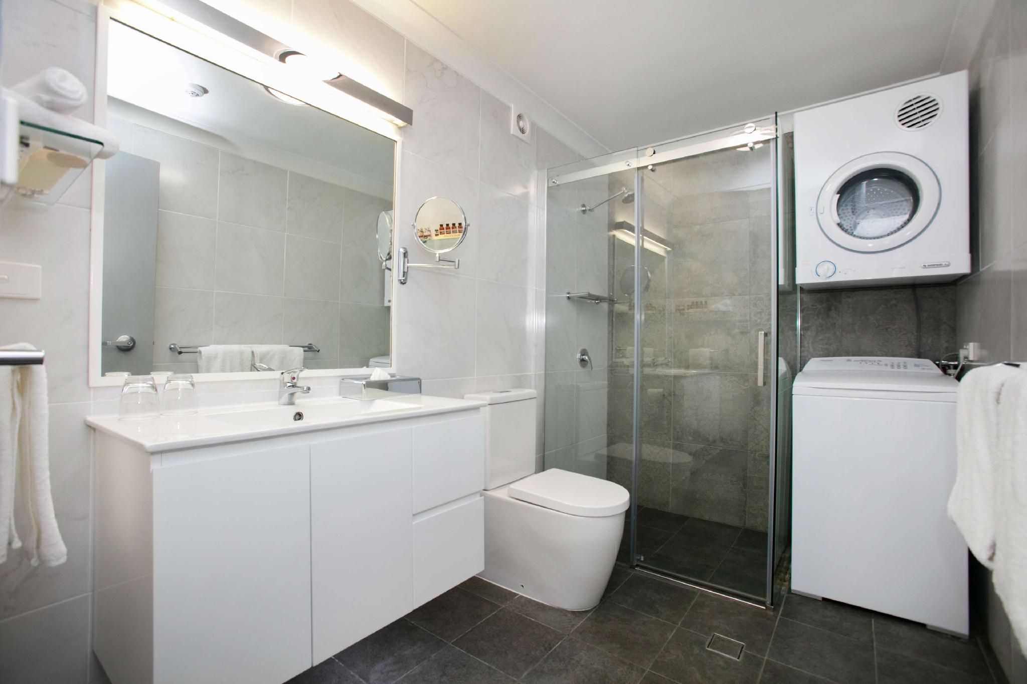 Apartment - 1 Queen 2 Single Beds, Nonsmoking, Two Bedrooms, Kitchen, Laundry