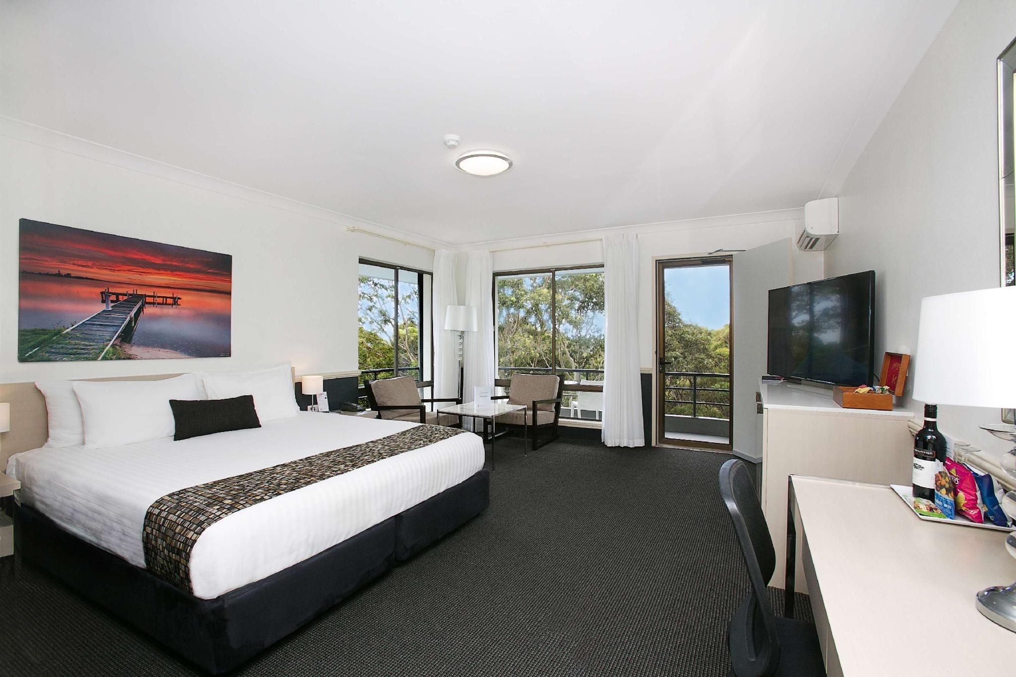 Best Western Plus Apollo Hotel Newcastle 1 King Bed, Nonsmoking, Jetted Tub, Balcony, Bush View 2