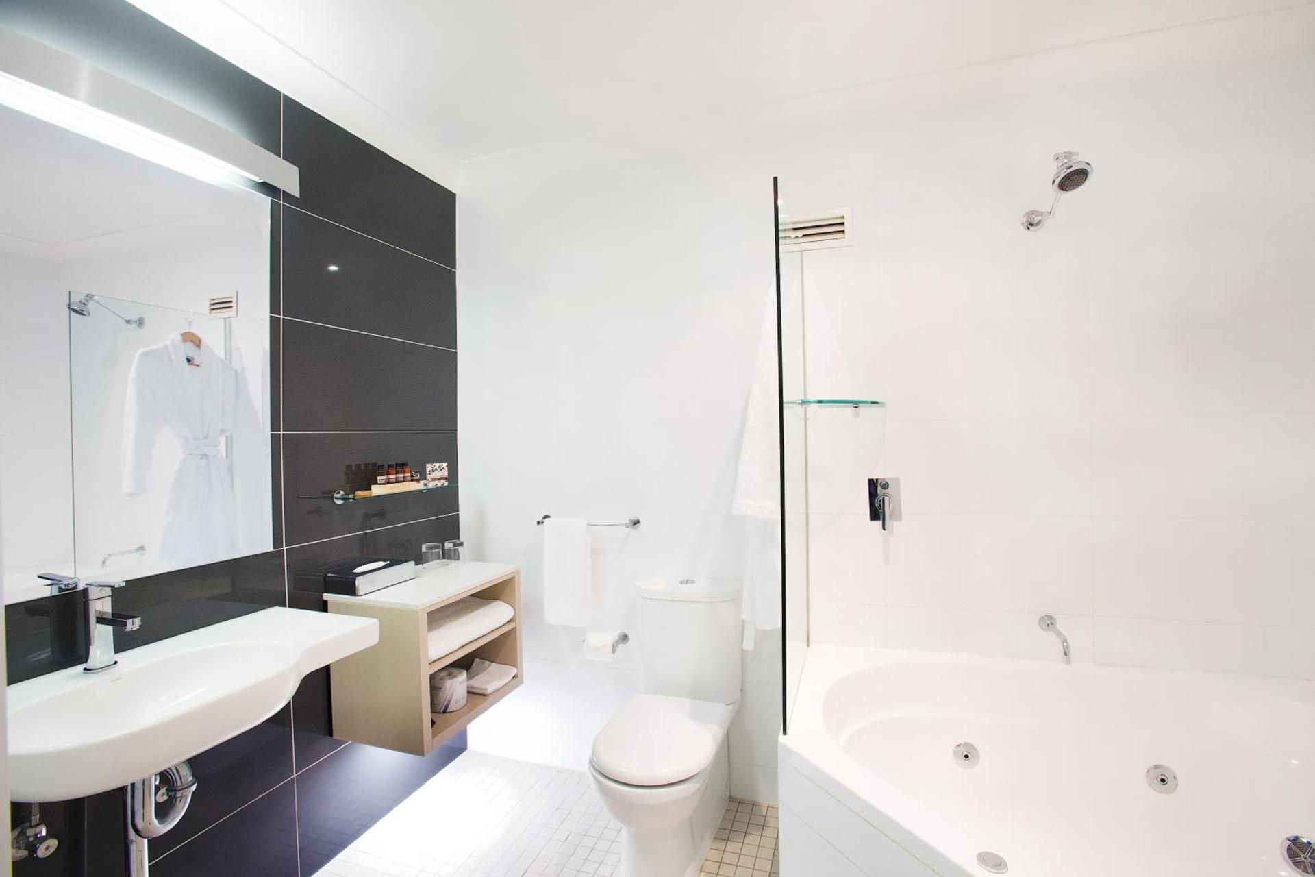 Best Western Plus Apollo Hotel Newcastle 1 King Bed, Nonsmoking, Jetted Tub, Balcony, Bush View 3