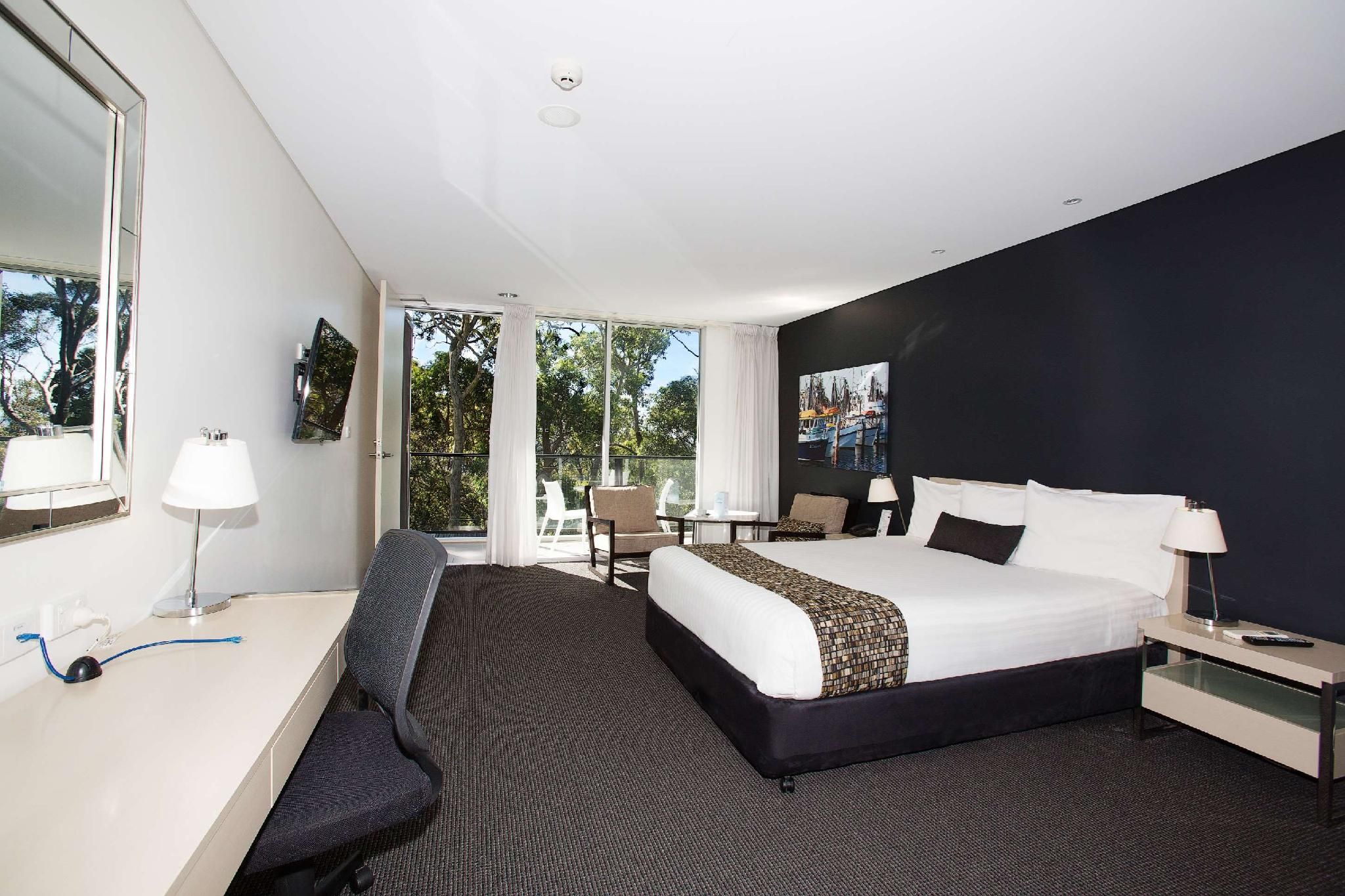 Best Western Plus Apollo Hotel Newcastle 1 King Bed, Nonsmoking, Jetted Tub, Balcony, Bush View