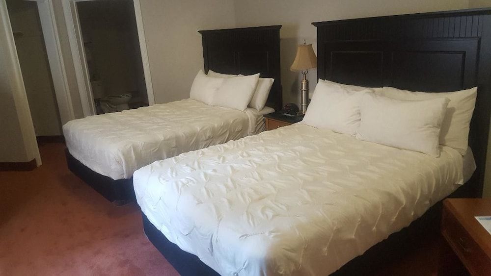 Cedar Park Whirlpool Suites Deluxe Room, 2 Queen Beds