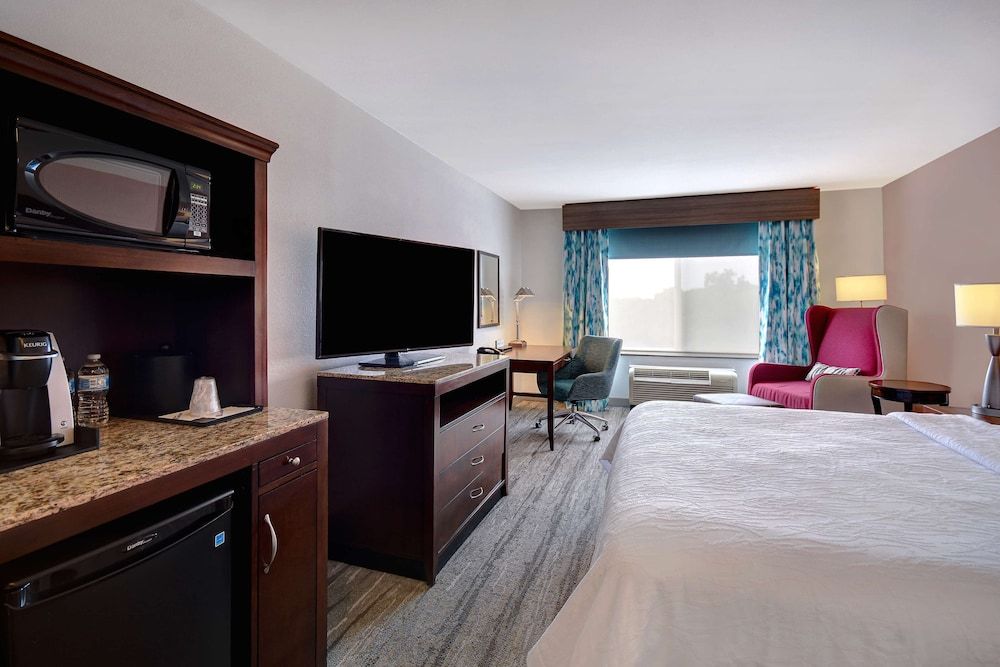 Premium Room, 1 King Bed (Drinks & Snacks)