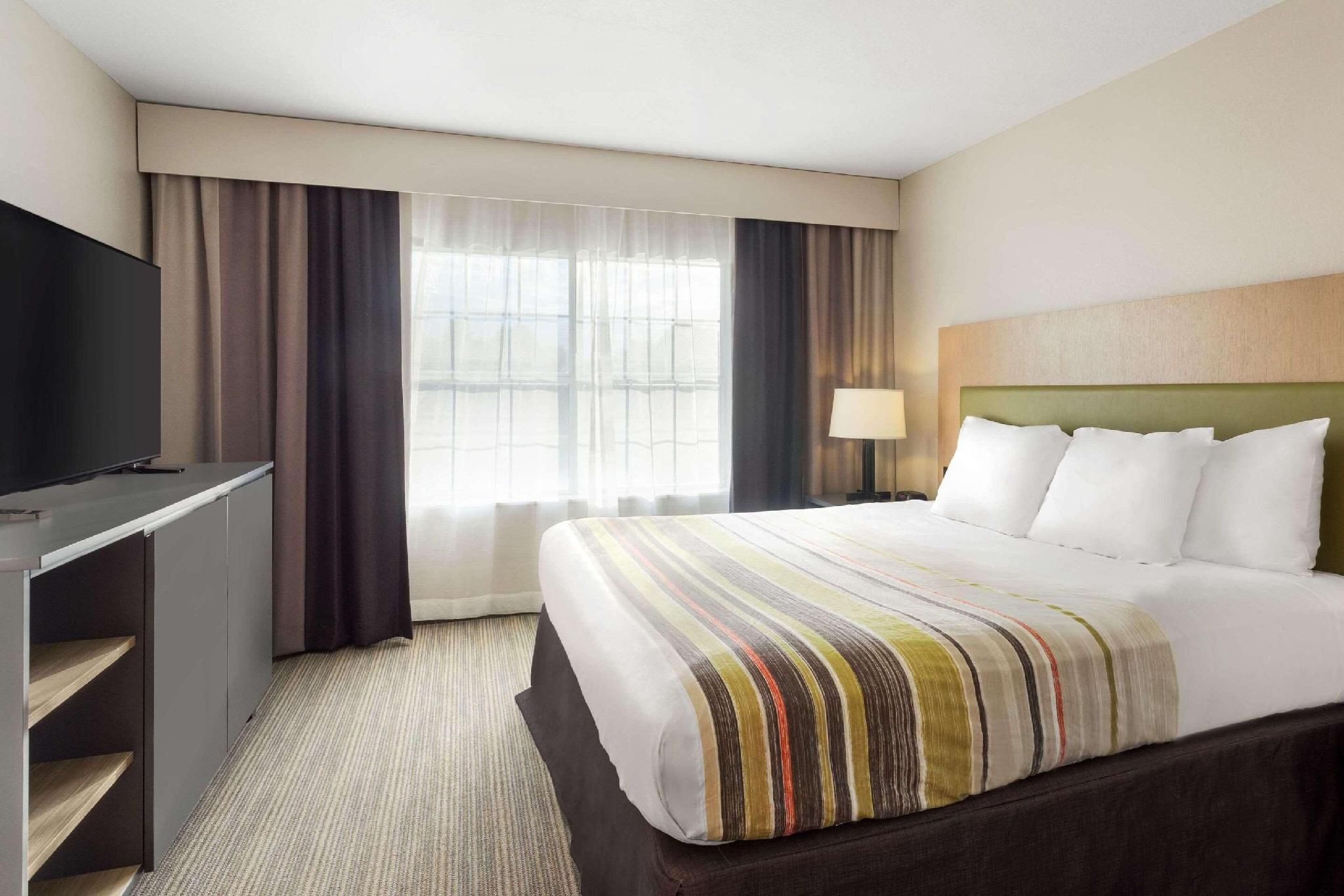 1 King Bed, Nonsmoking, Accessible