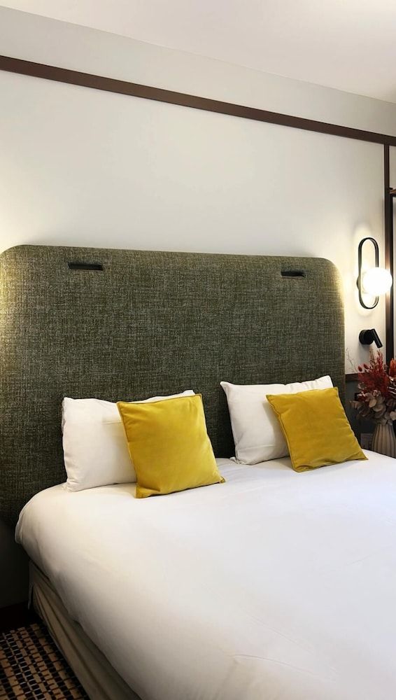 Best Western Plus Au Grand Saint Jean Standard Room, 1 Queen Bed, Non Smoking 6