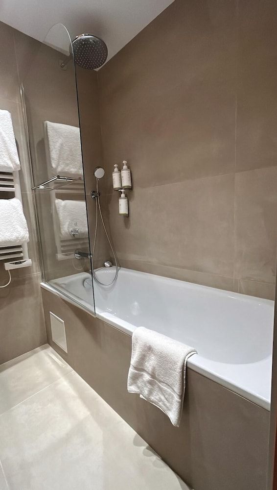 Best Western Plus Au Grand Saint Jean Standard Room, 2 Twin Beds, Non Smoking 6