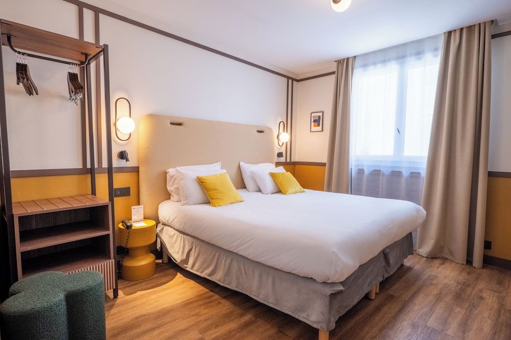 Best Western Plus Au Grand Saint Jean Standard Room, 1 Queen Bed, Non Smoking 2