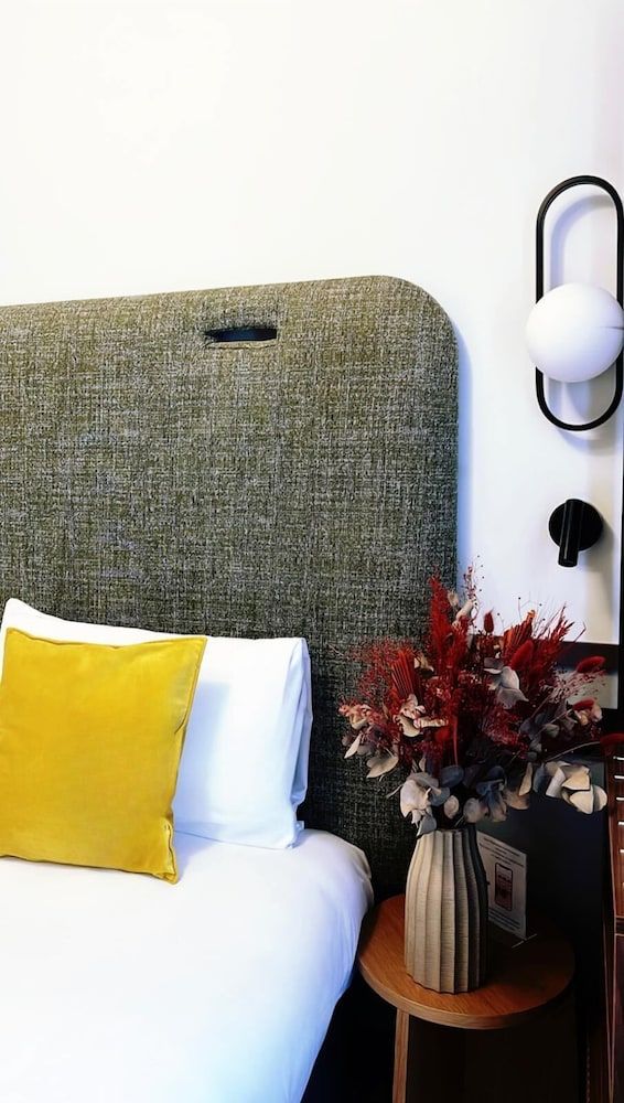 Best Western Plus Au Grand Saint Jean Standard Room, 1 Queen Bed, Non Smoking 16