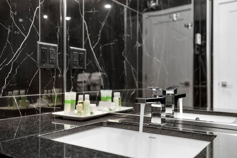 Hotel Port Royal Deluxe Room, 1 Queen Bed (pets allowed first floor only) 6