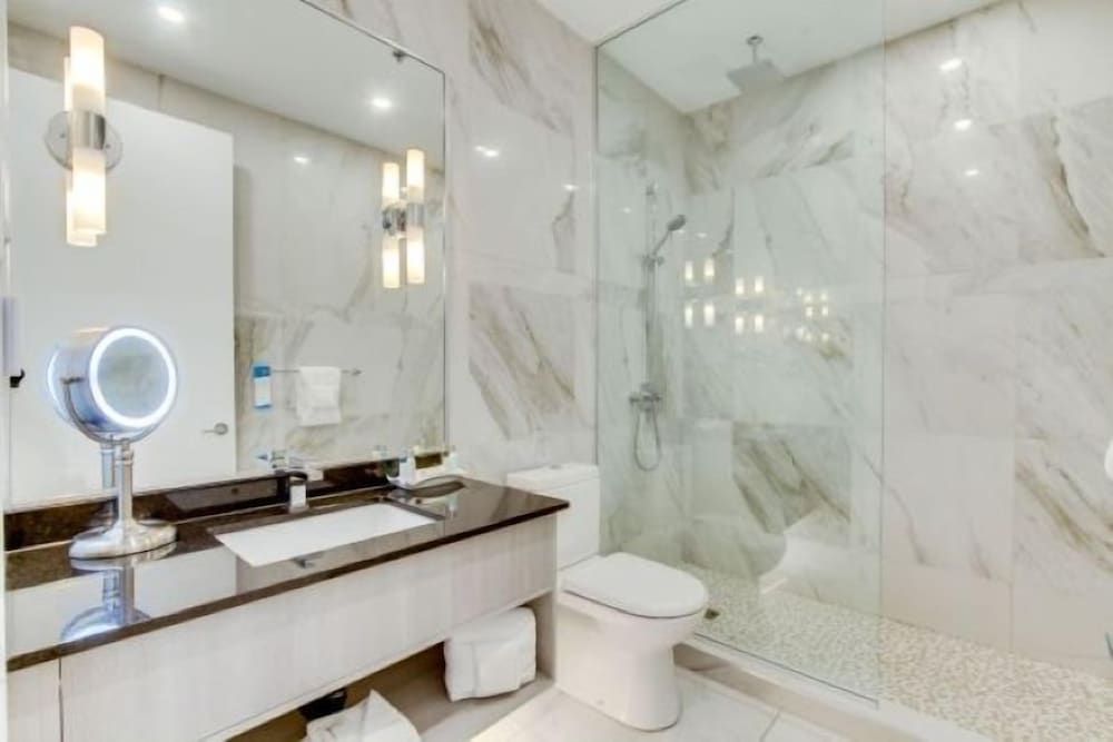 Hotel Port Royal Deluxe Room, 1 Queen Bed (pets allowed first floor only) 7