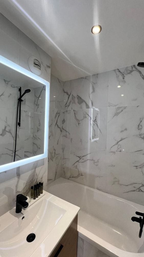 undefined Hôtel Lebron 8