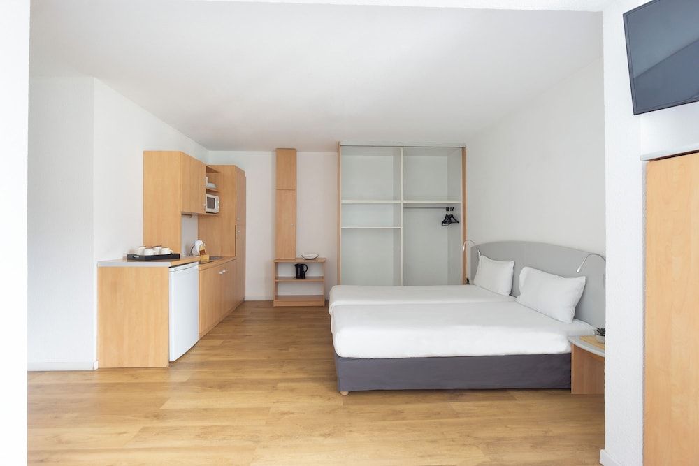 Studio, 3 Twin Beds