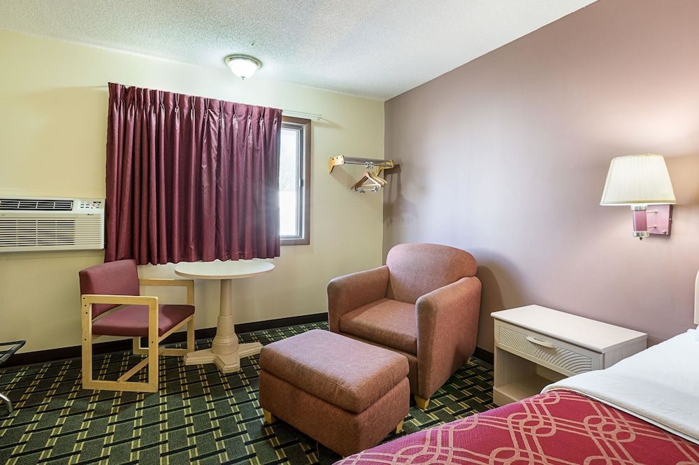 Americas Best Value Inn Beatrice Room, 1 Queen Bed, Accessible, Non Smoking 9
