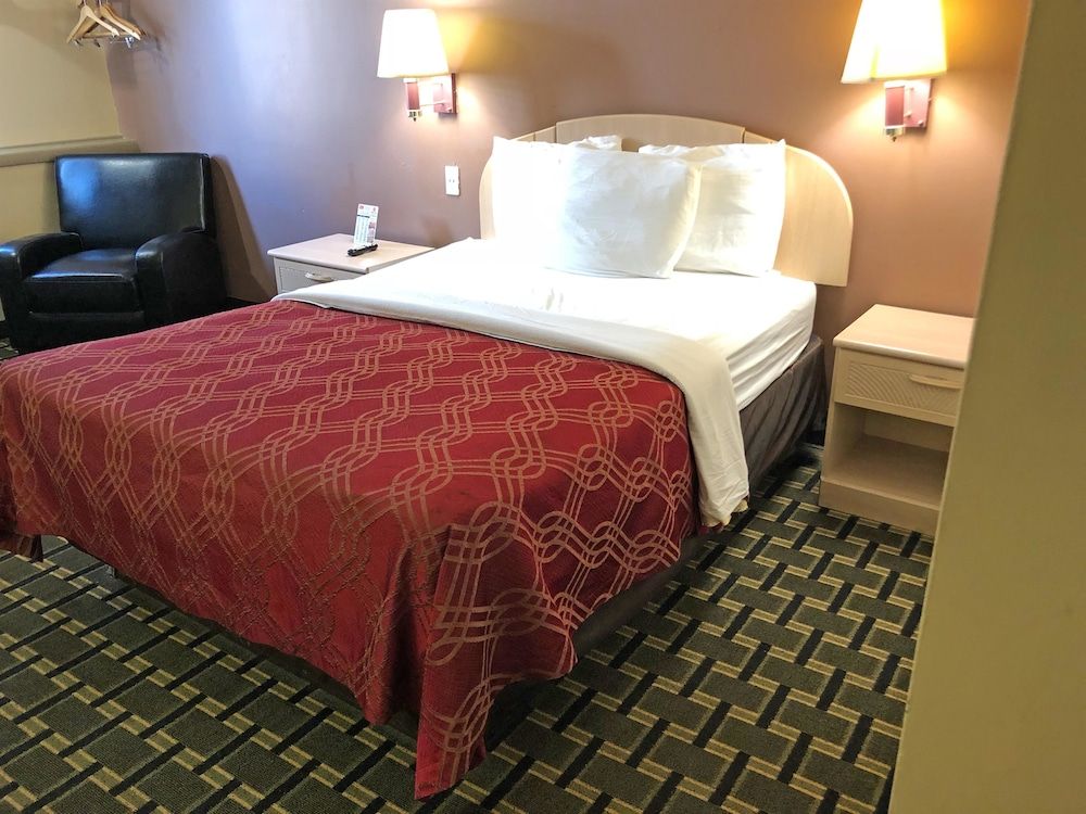 Americas Best Value Inn Beatrice Room, 1 Queen Bed, Accessible, Non Smoking 5
