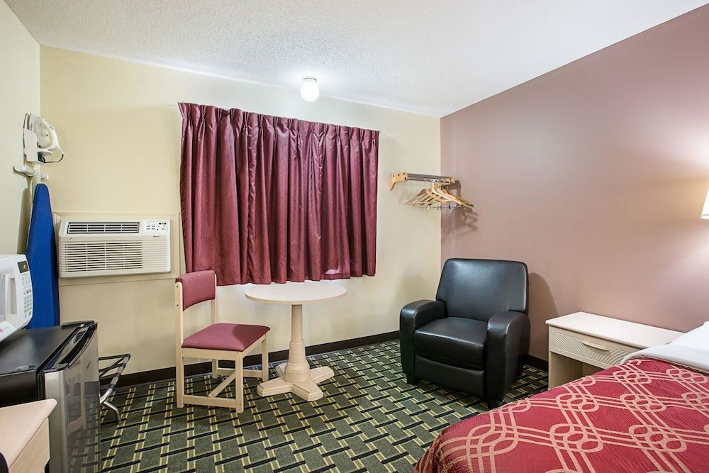 Americas Best Value Inn Beatrice Room, 1 Queen Bed, Accessible, Non Smoking 8
