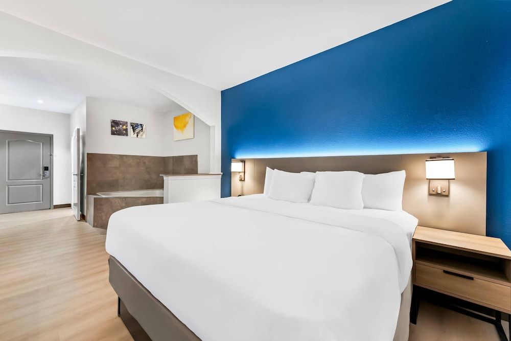 Suite, 1 King bed, Heart Shaped Whirlpool Tub, Non Smoking