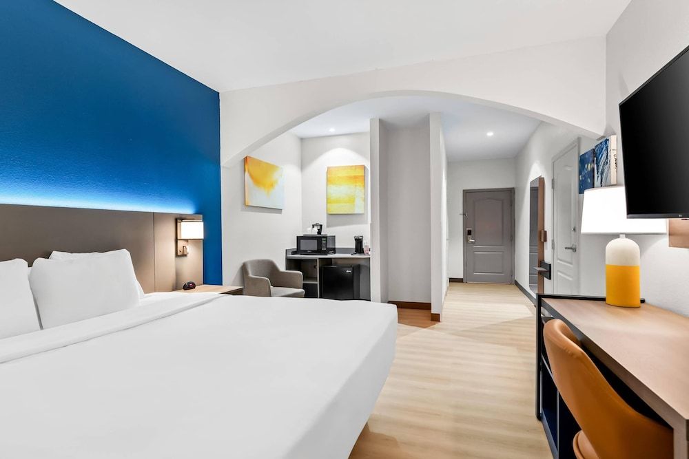 Suite, 1 King Bed, Accessible, Non Smoking