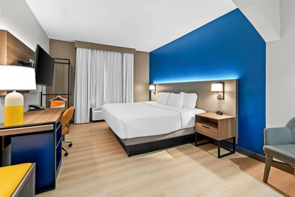 Suite, 1 King Bed, Accessible, Non Smoking