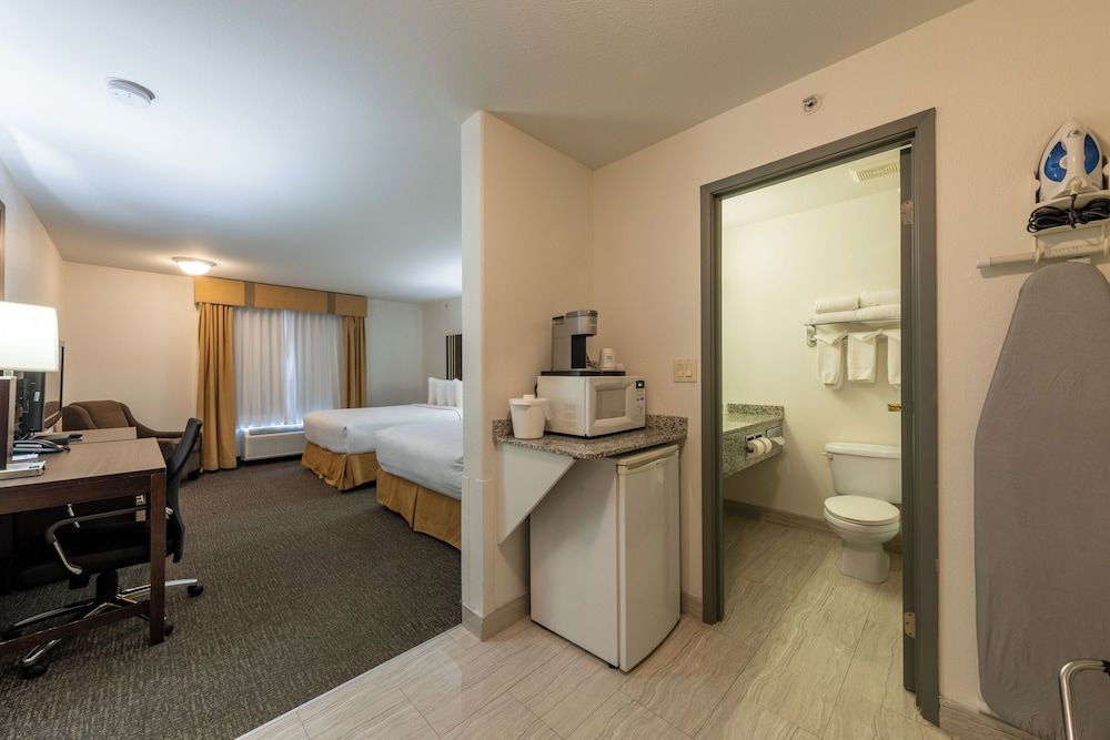 Ramada Limited Golden Room, 2 Queen Beds, Non Smoking 4