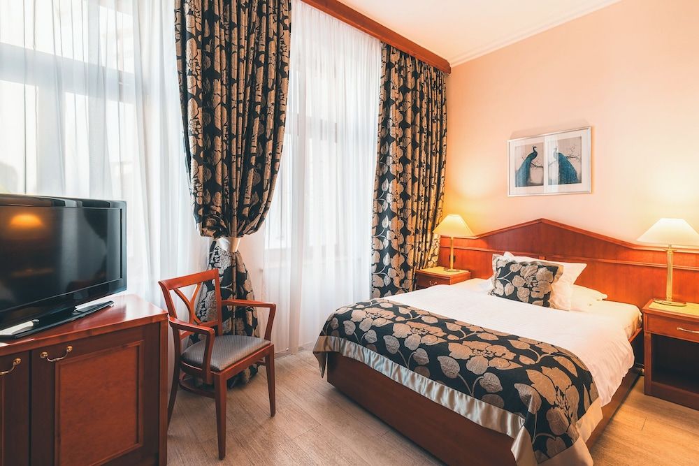 undefined Hotel Carlton 8