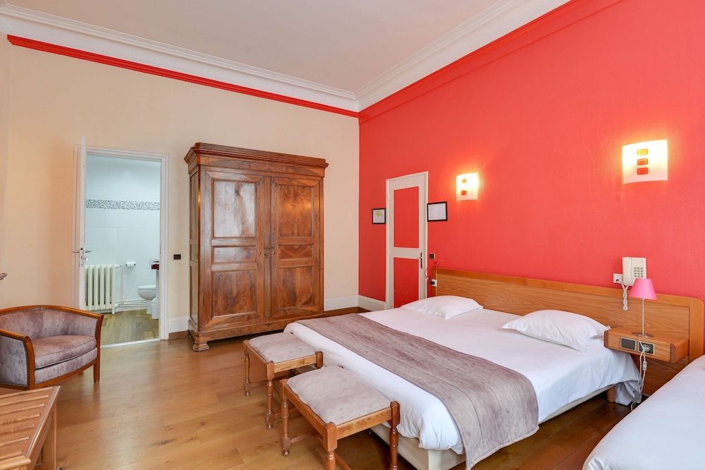 Brit Hotel Notre Dame Family Room