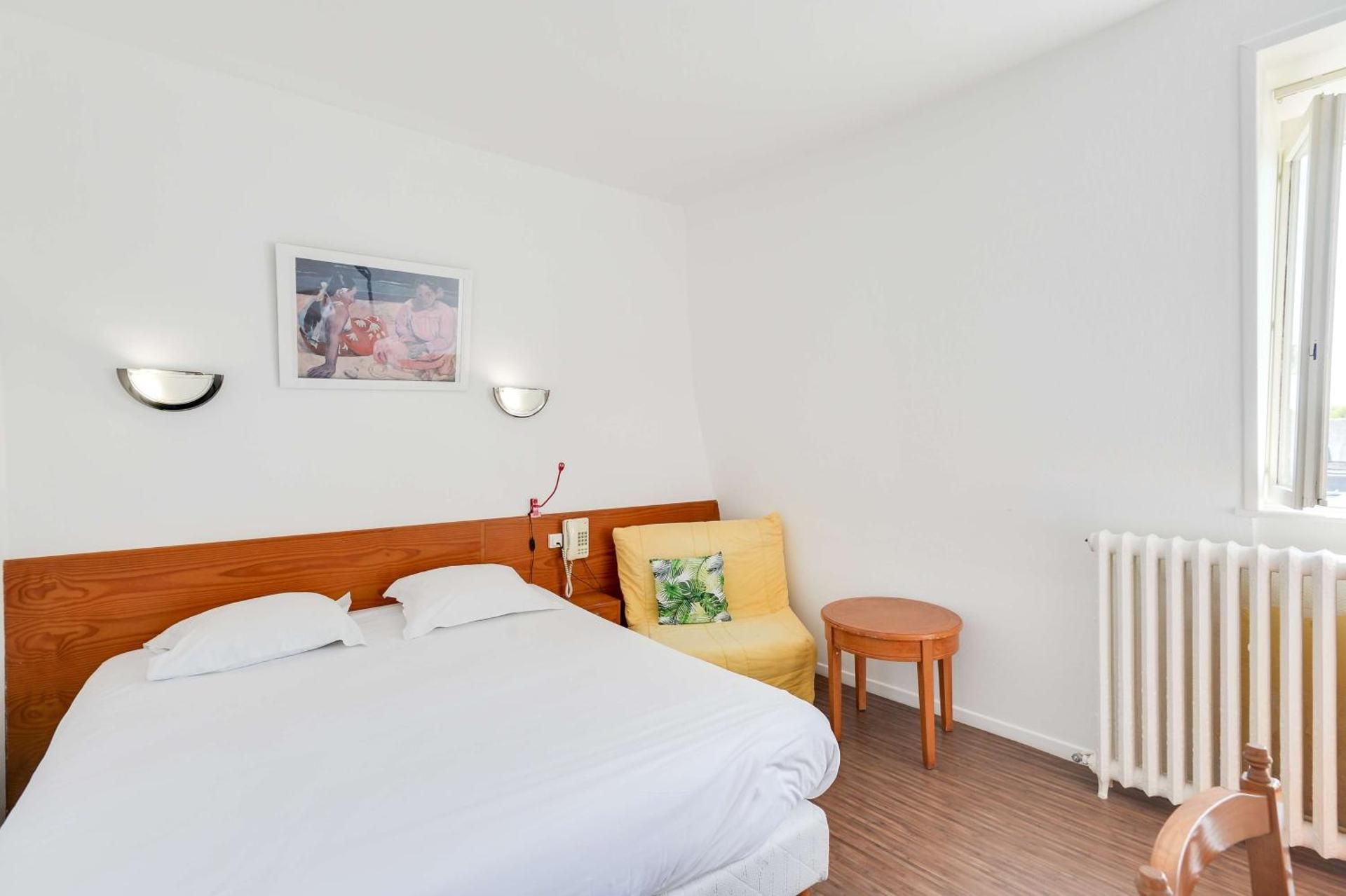 Brit Hotel Notre Dame Double Room with Shower 2