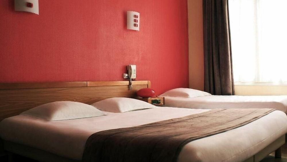 Brit Hotel Notre Dame Family Room 3