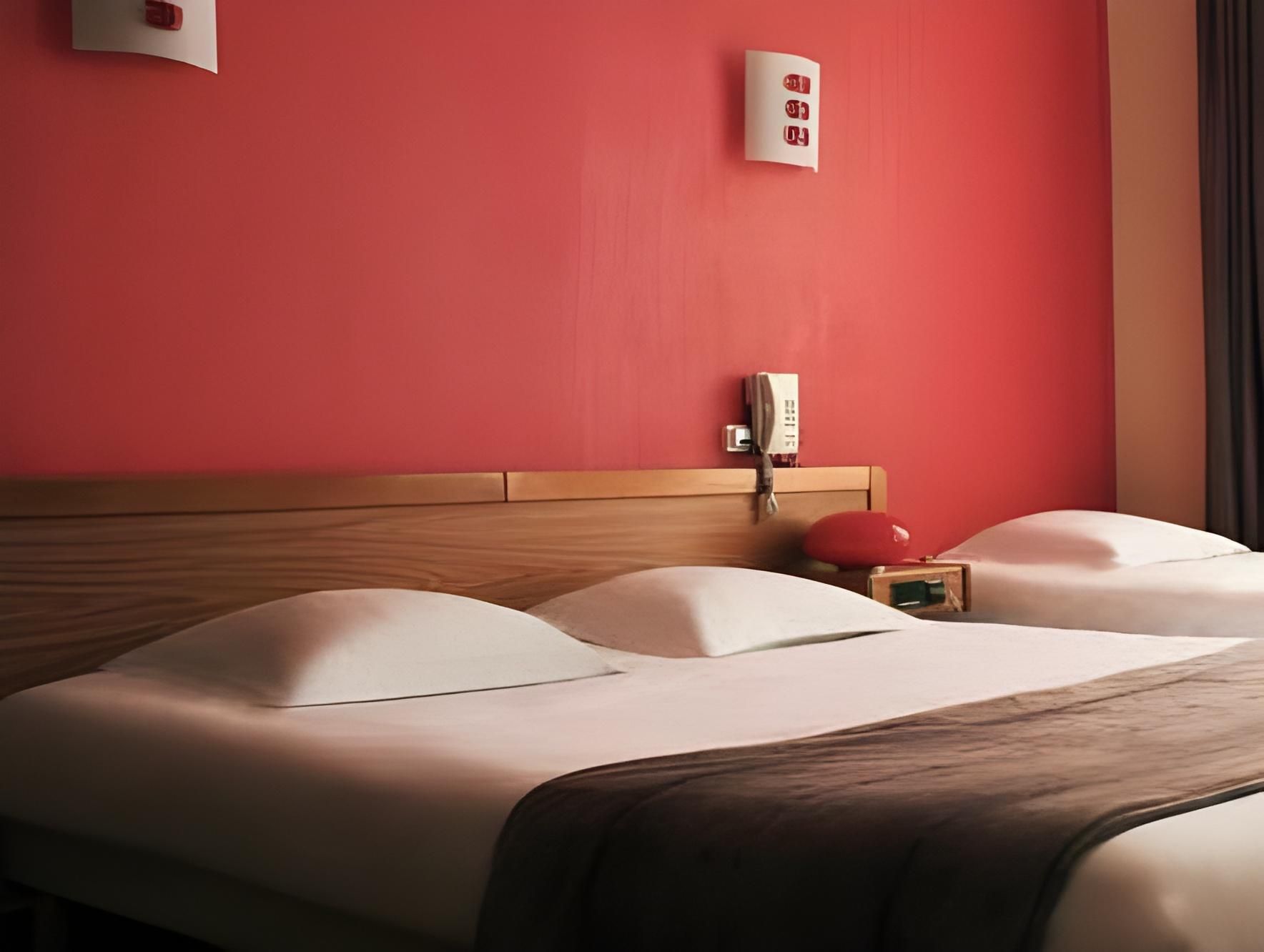 Brit Hotel Notre Dame Family Room 5