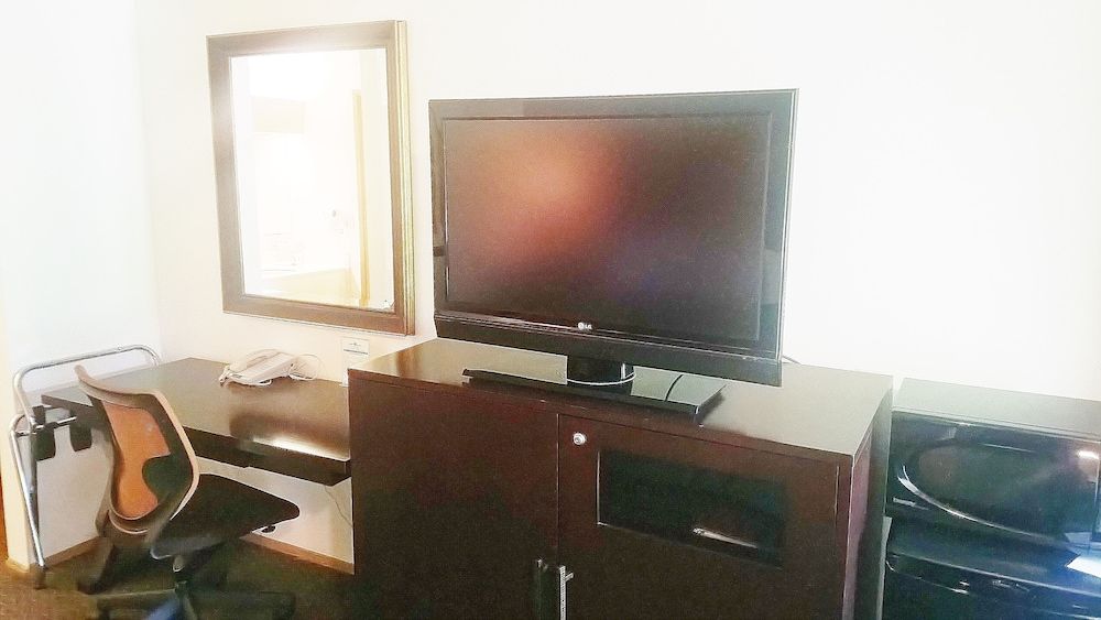 PepperTree Inn Standard Double Room, 2 Queen Beds 6