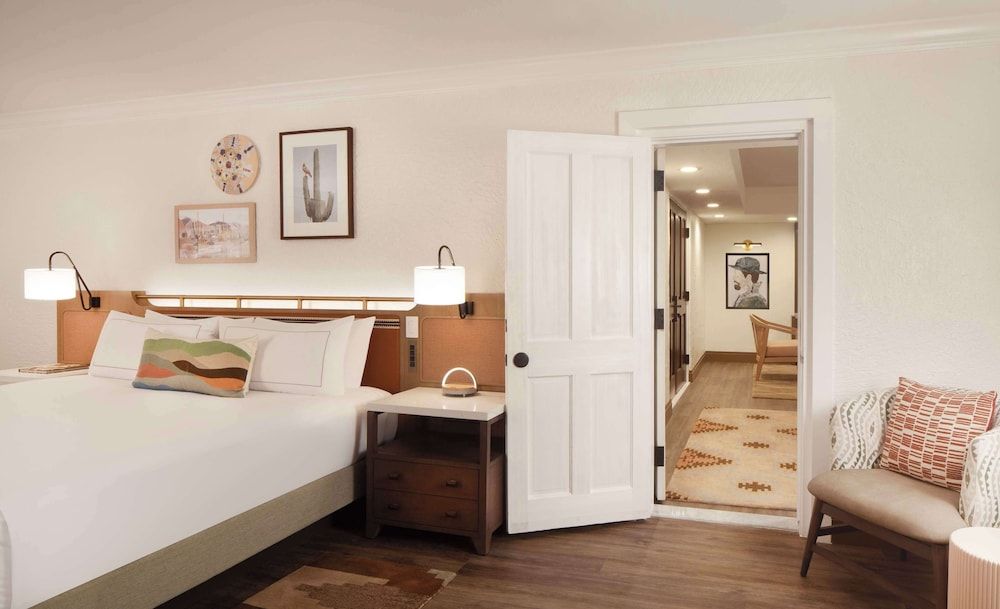 Studio Suite, 1 King Bed, Pool View