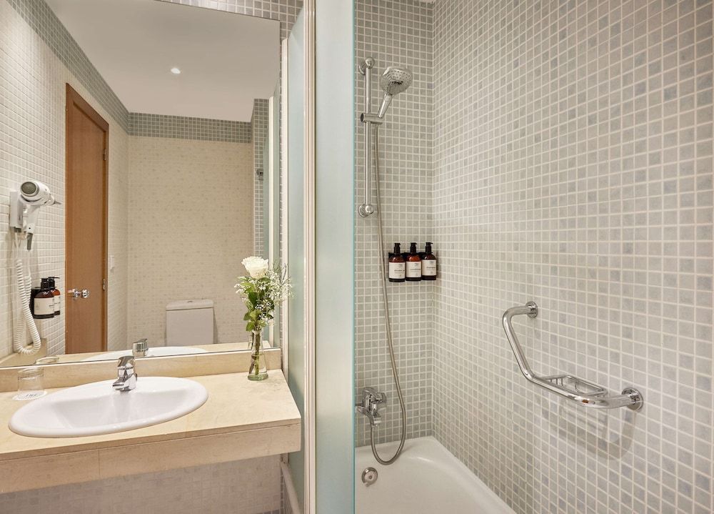 NH Valencia Las Ciencias Hotel Standard Room 7