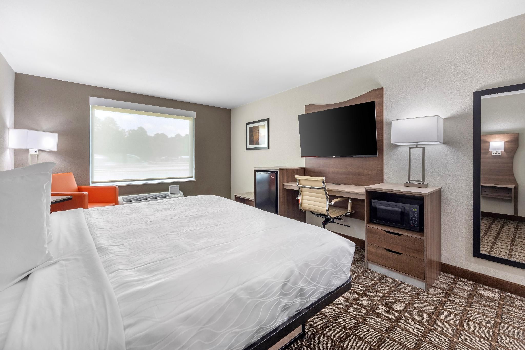 Best Western Manchester 1 King Bed, Nonsmoking, Chair With Ottoman 2