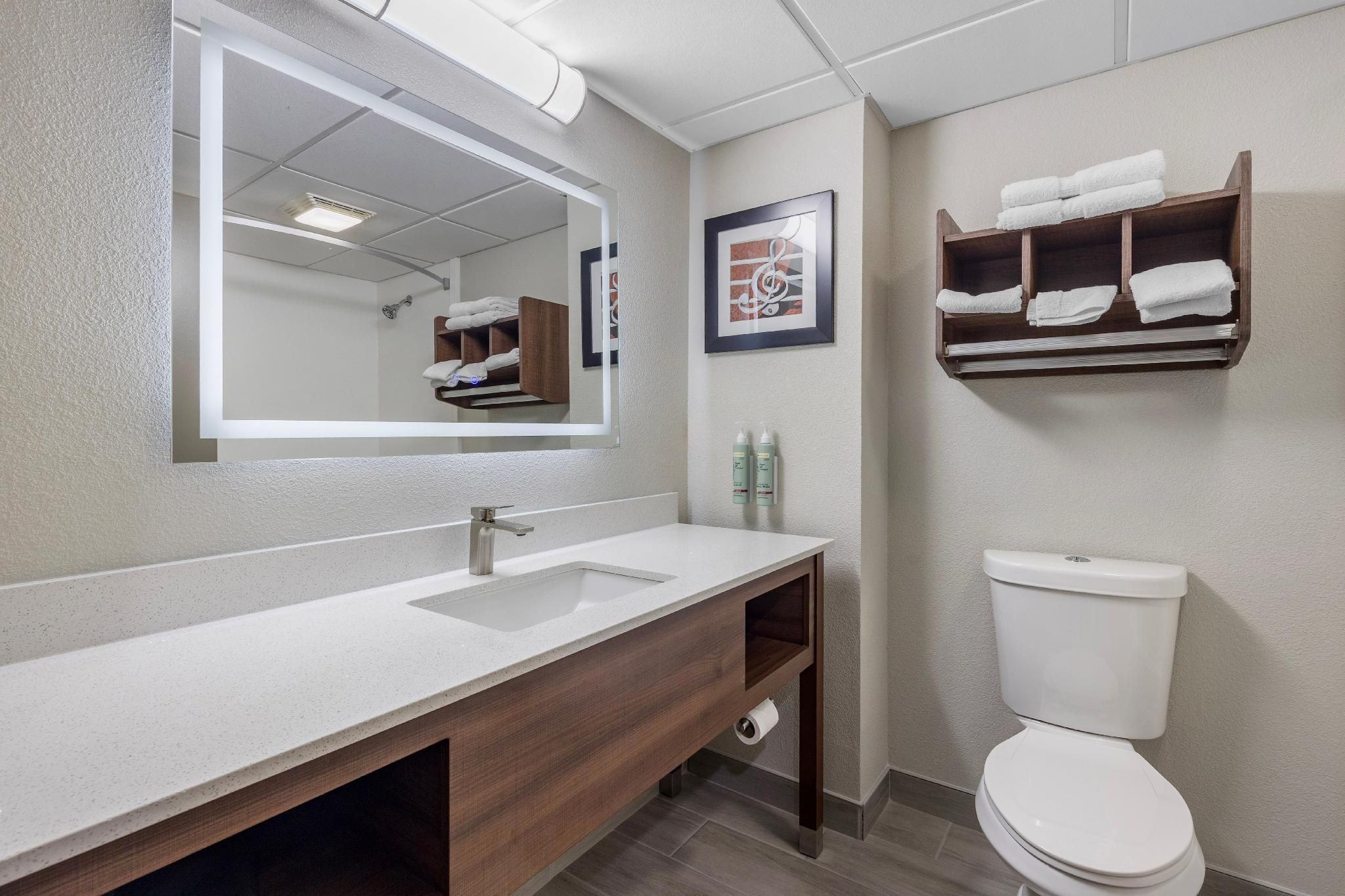 Best Western Manchester 1 King Bed, Nonsmoking, Chair With Ottoman 3