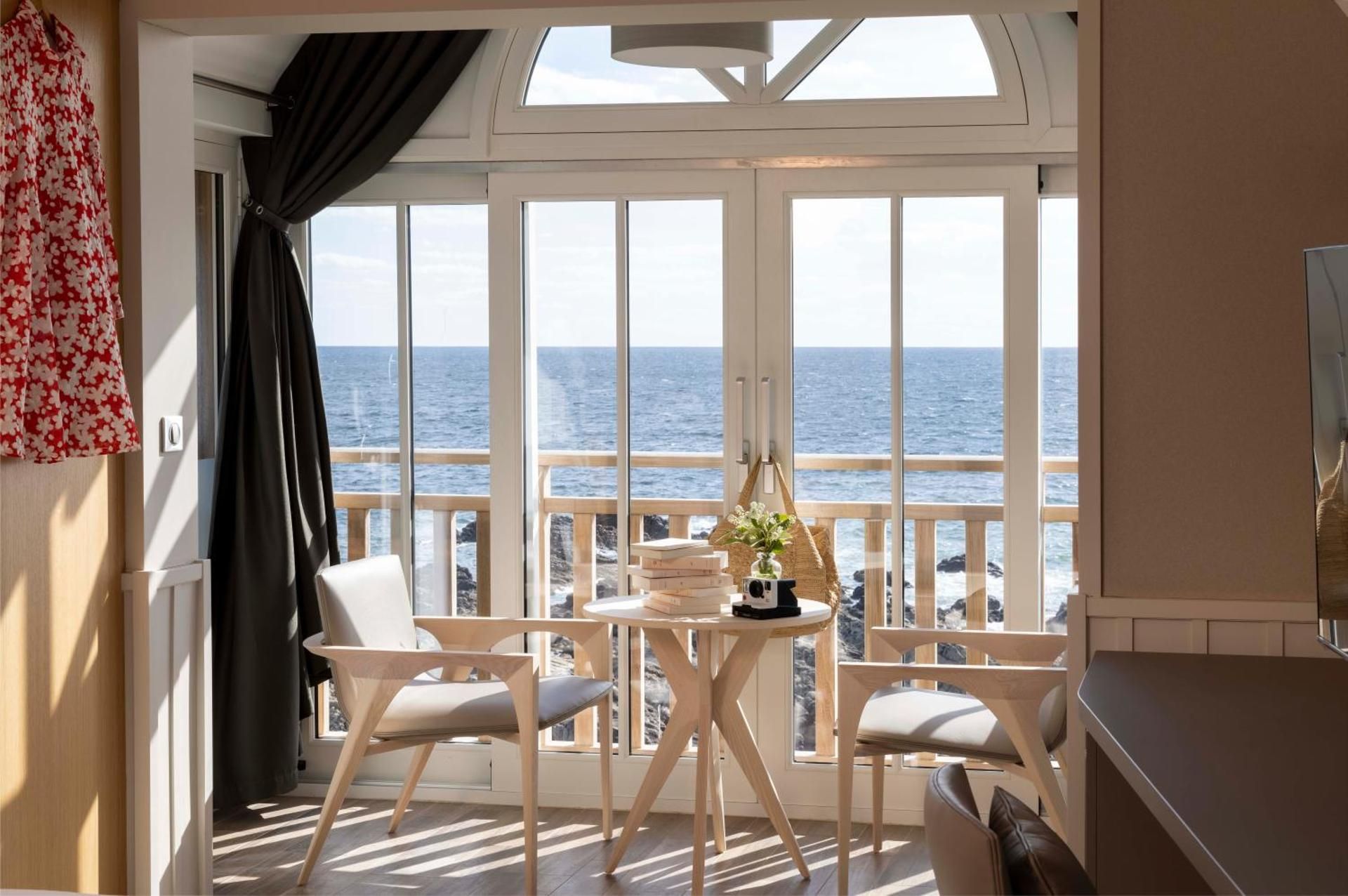 Prestige Room with Bow Window