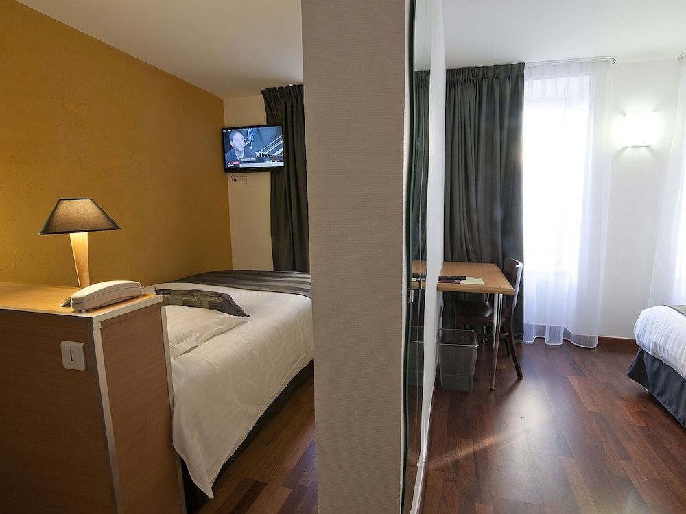 Le Grillon Quadruple Room 3