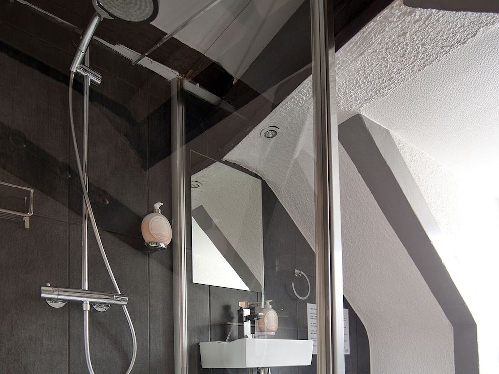 Le Grillon Single Room 10